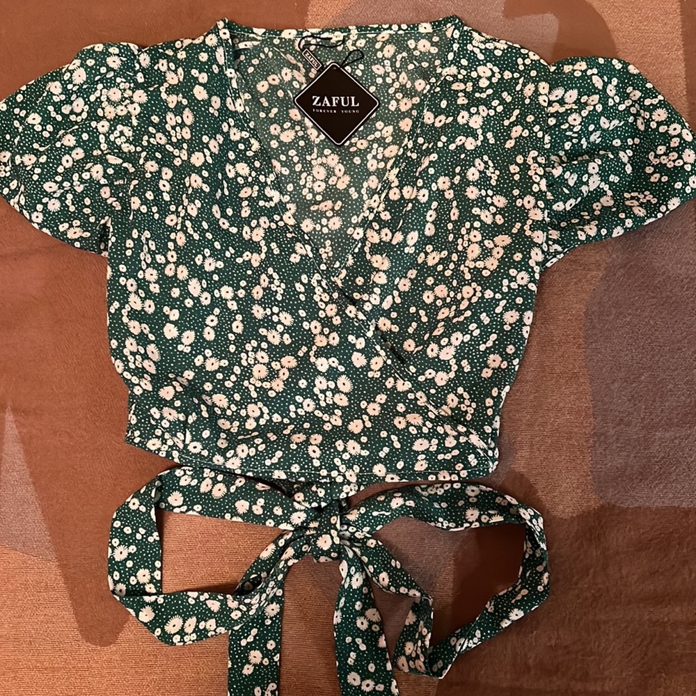 NWT Flutter sleeved crop ribbon tie shirt